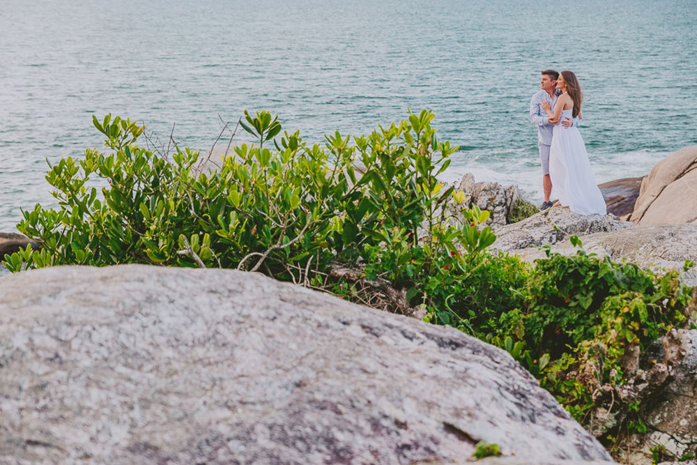 Foto Ensaio Pré Casamento na Praia da Sepultura em Bombinhas, litoral de Santa Catarina Foto Ensaio Pré Casamento na Praia da Sepultura em Bombinhas, litoral de Santa Catarina - Imagem 2