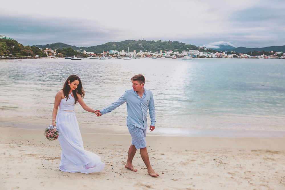 Foto Ensaio Pré Casamento na Praia da Sepultura em Bombinhas, litoral de Santa Catarina Foto Ensaio Pré Casamento na Praia da Sepultura em Bombinhas, litoral de Santa Catarina - Imagem 0