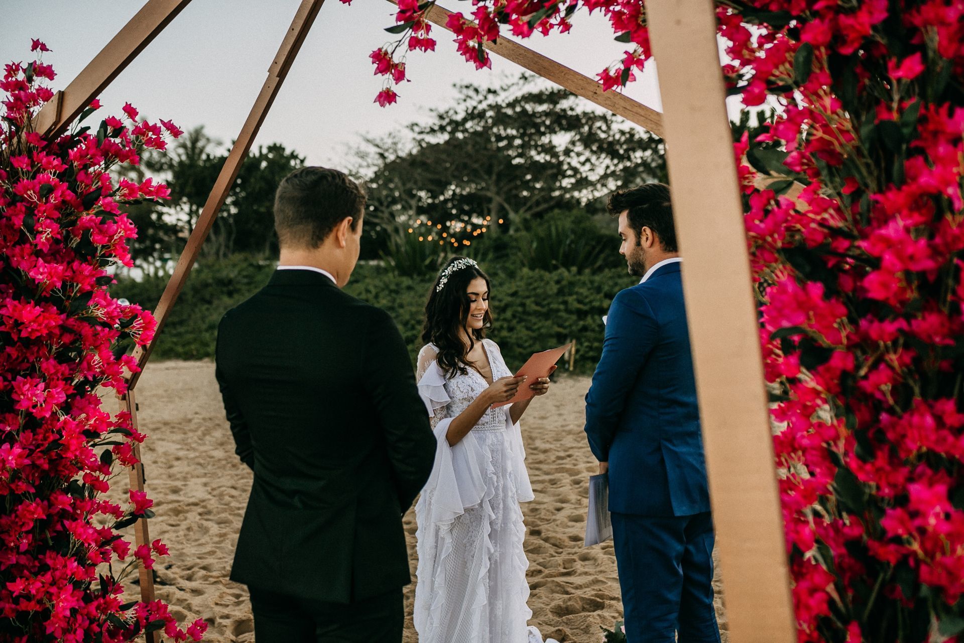 Foto Casamento dos sonhos em Balneário Camboriú, Santa Catarina. Noiva pé na areia. Foto Casamento dos sonhos em Balneário Camboriú, Santa Catarina. Noiva pé na areia. - Imagem 89
