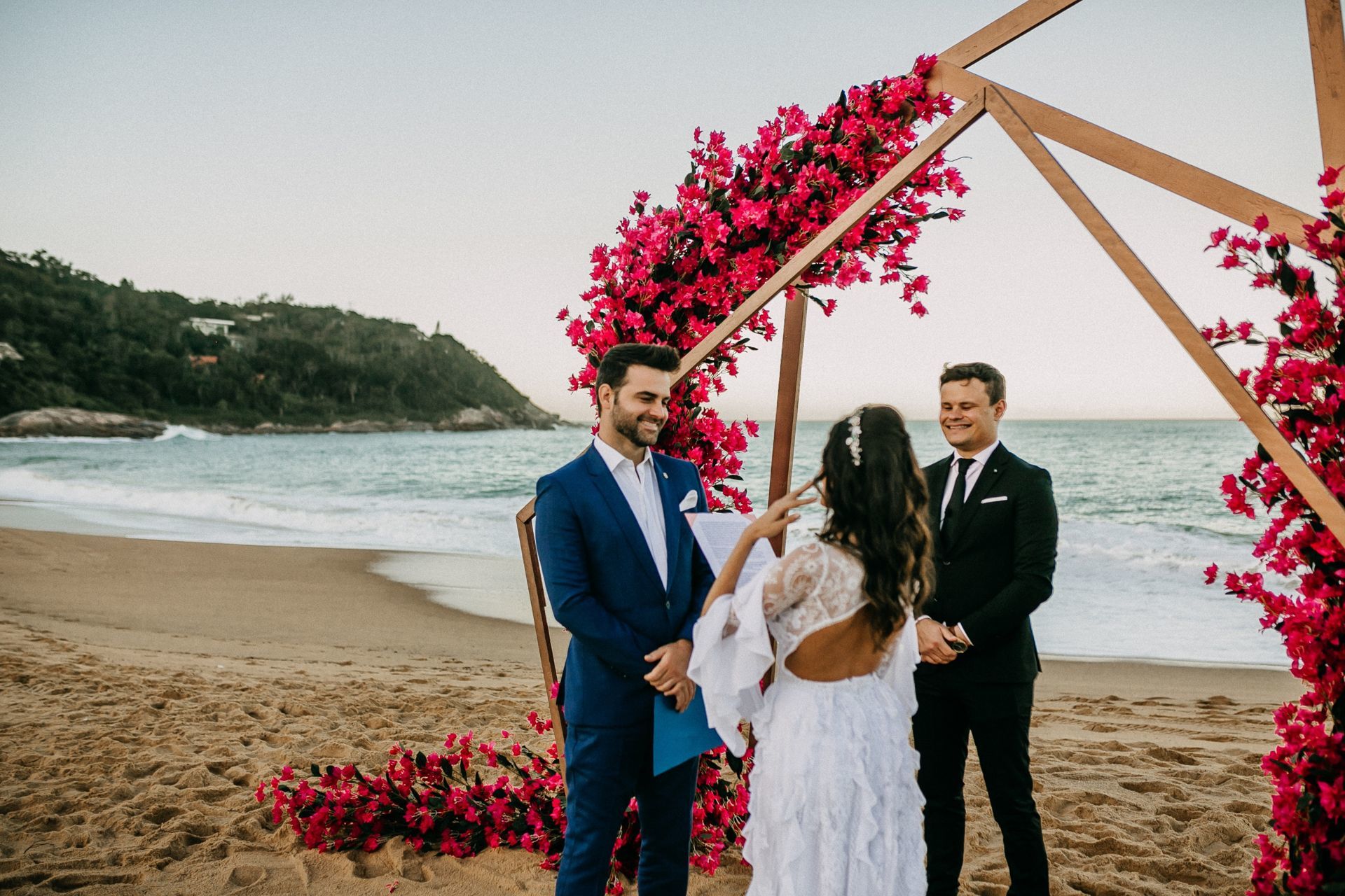 Foto Casamento dos sonhos em Balneário Camboriú, Santa Catarina. Noiva pé na areia. Foto Casamento dos sonhos em Balneário Camboriú, Santa Catarina. Noiva pé na areia. - Imagem 90