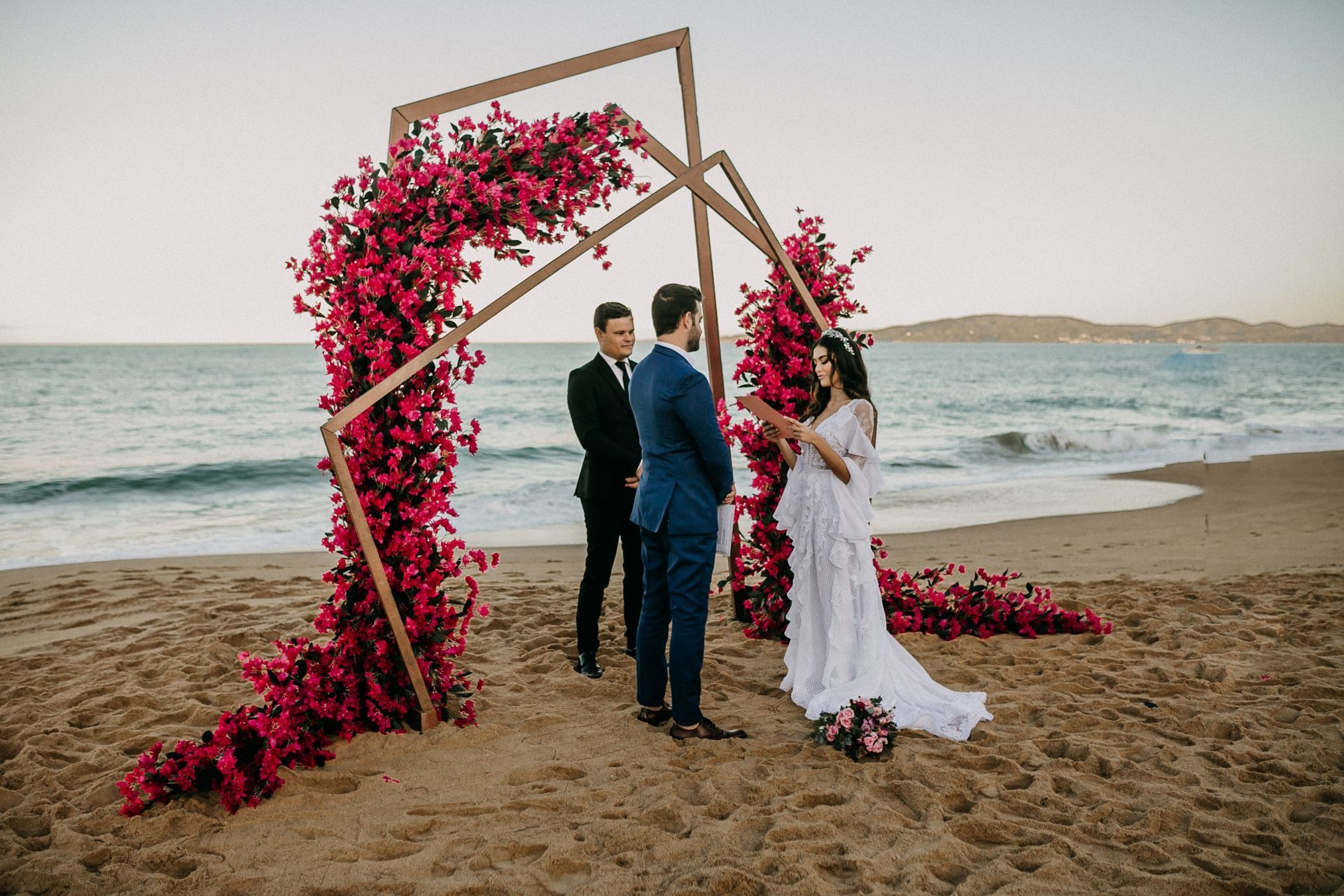 Foto Casamento dos sonhos em Balneário Camboriú, Santa Catarina. Noiva pé na areia. Foto Casamento dos sonhos em Balneário Camboriú, Santa Catarina. Noiva pé na areia. - Imagem 91