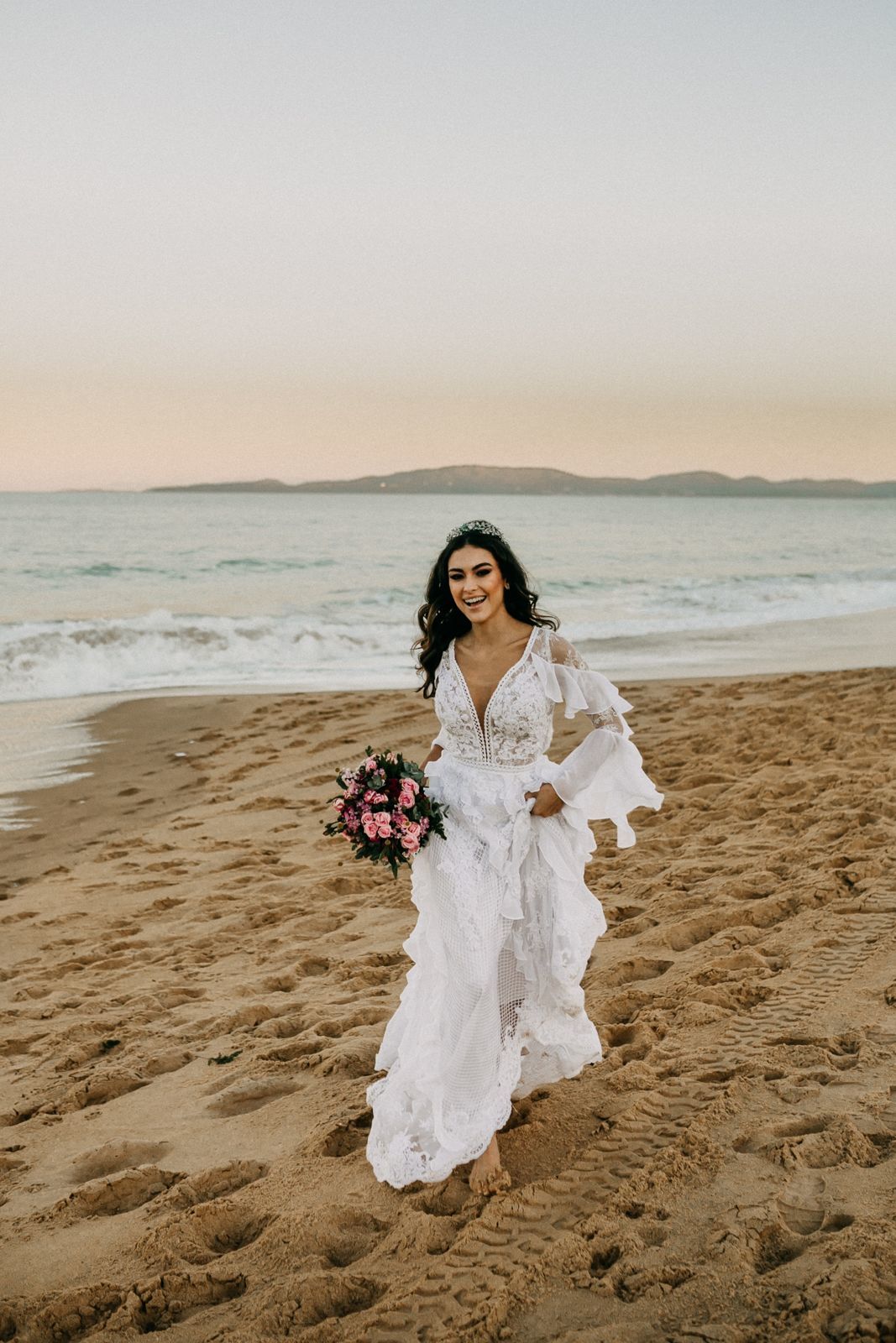 Foto Casamento dos sonhos em Balneário Camboriú, Santa Catarina. Noiva pé na areia. Foto Casamento dos sonhos em Balneário Camboriú, Santa Catarina. Noiva pé na areia. - Imagem 112