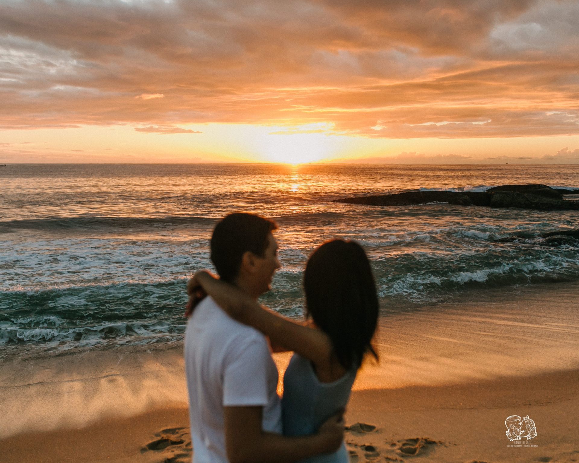 Foto Ensaio de Casal no Nascer do Sol na Praia do Estaleirinho em Balneário Camboriú Foto Ensaio de Casal no Nascer do Sol na Praia do Estaleirinho em Balneário Camboriú - Imagem 0