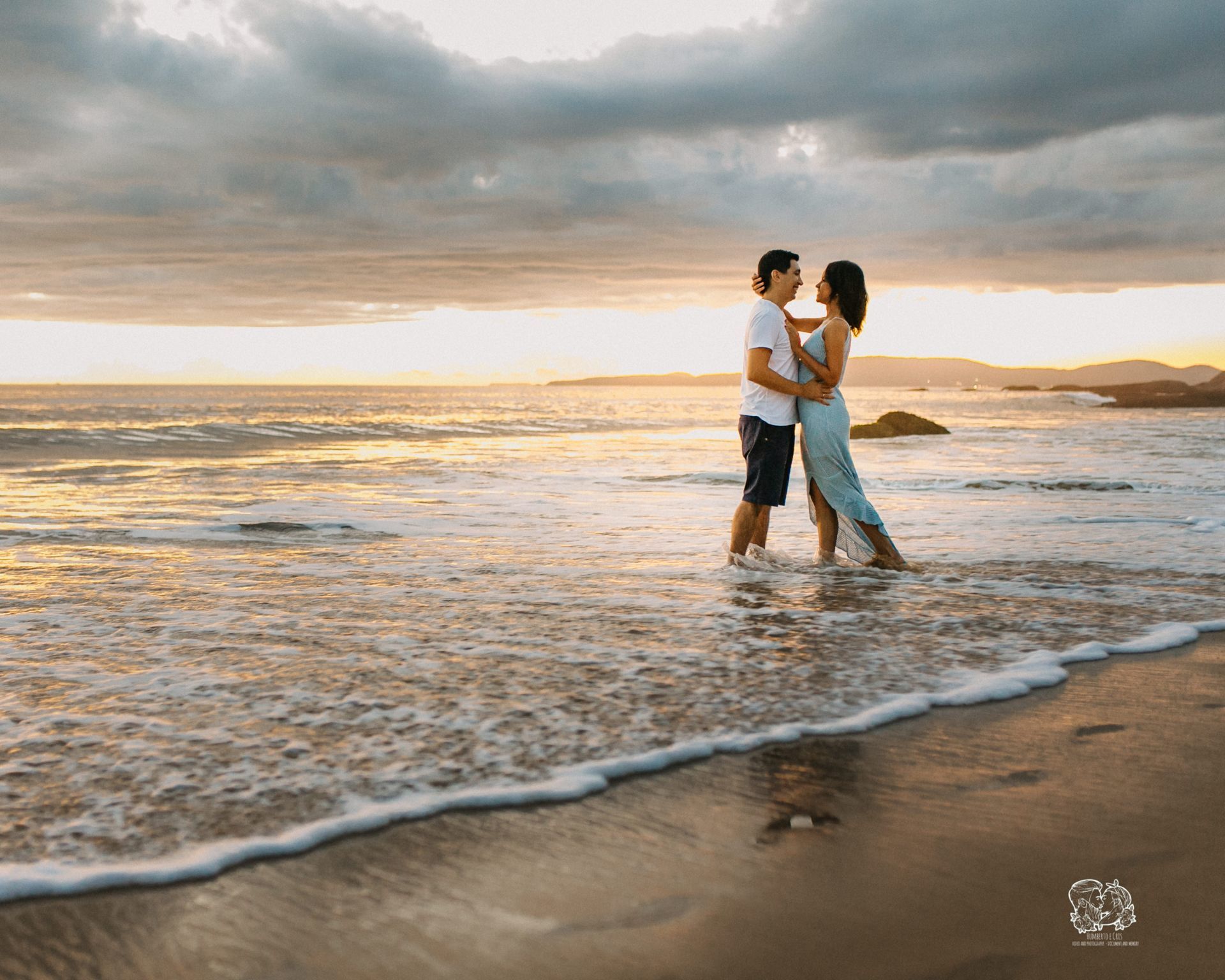 Foto Ensaio de Casal no Nascer do Sol na Praia do Estaleirinho em Balneário Camboriú Foto Ensaio de Casal no Nascer do Sol na Praia do Estaleirinho em Balneário Camboriú - Imagem 11