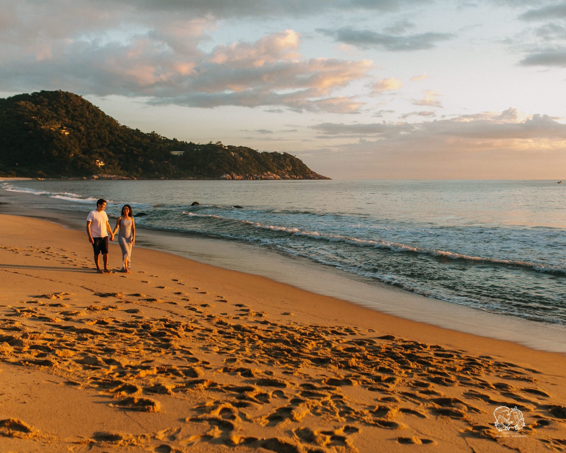 Foto Ensaio de Casal no Nascer do Sol na Praia do Estaleirinho em Balneário Camboriú Foto Ensaio de Casal no Nascer do Sol na Praia do Estaleirinho em Balneário Camboriú - Imagem 26
