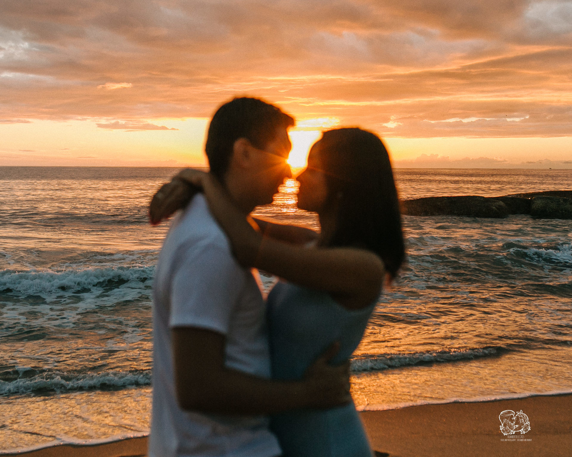 Foto Ensaio de Casal no Nascer do Sol na Praia do Estaleirinho em Balneário Camboriú Foto Ensaio de Casal no Nascer do Sol na Praia do Estaleirinho em Balneário Camboriú - Imagem 30