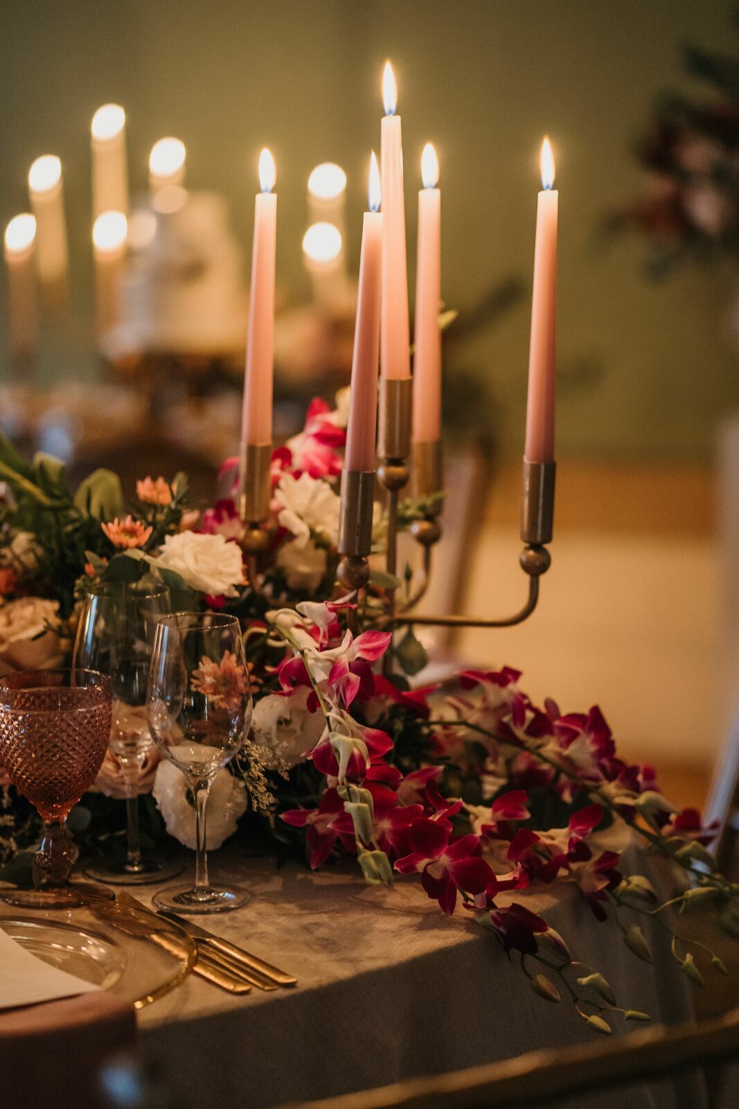 Foto Transforme o seu dia especial em uma celebração luminosa! Descubra a magia das velas na decoração do seu casamento. Foto Transforme o seu dia especial em uma celebração luminosa! Descubra a magia das velas na decoração do seu casamento. - Imagem 3