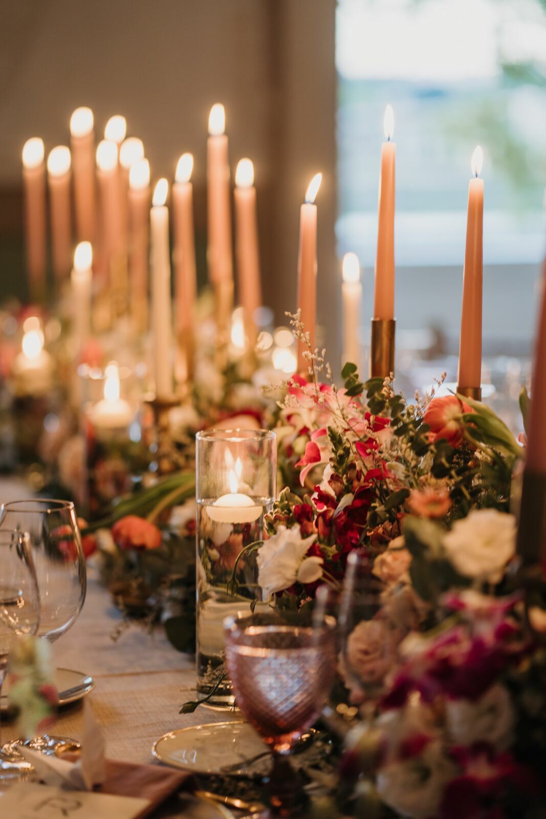 Foto Transforme o seu dia especial em uma celebração luminosa! Descubra a magia das velas na decoração do seu casamento. Foto Transforme o seu dia especial em uma celebração luminosa! Descubra a magia das velas na decoração do seu casamento. - Imagem 2